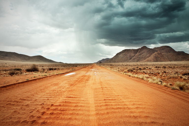 sandige Straße bei Gewitter im Namib Naukluft Park | Fotograf Ulm, Reisereportage Namibia