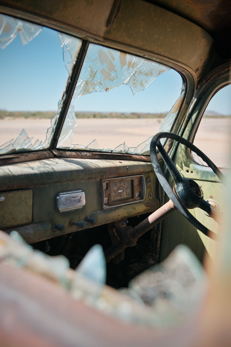 zerstörtes Ford Auto Wrack beim Roadhous | Fotograf Ulm, Reisereportage Namibia