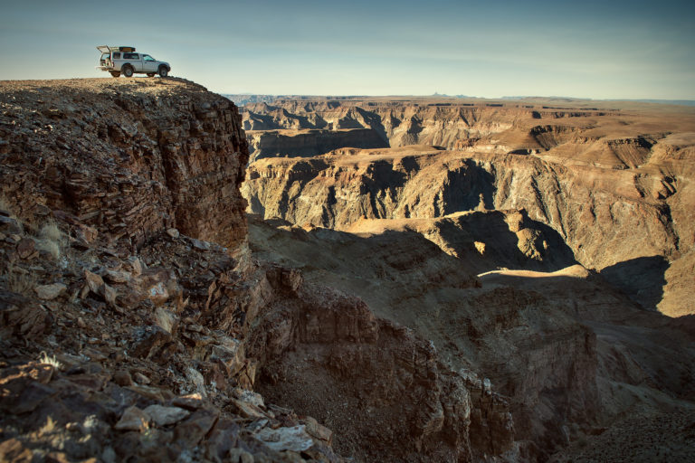 Geländewagen partk an der Felskante mit Blick auf den Fish-River-Canyon | Fotograf Ulm, Reisereportage Namibia