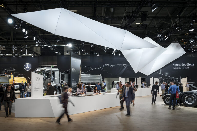 Messestand Mercedes-Benz // bauma