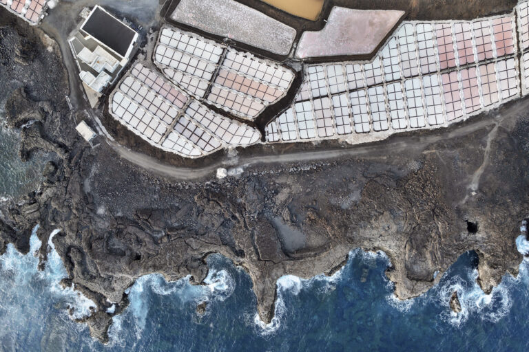 Drohnenaufnahme // AERIAL // top down view // Salinen in La Palma, Kanarische Inseln, Spanien