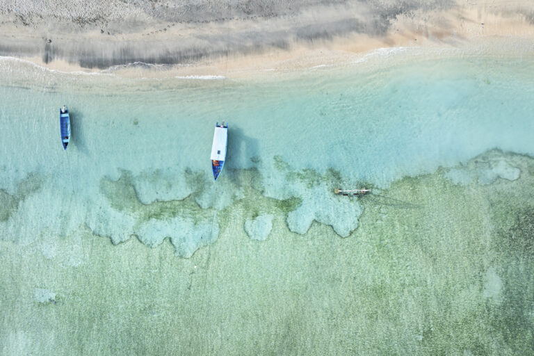 Drohnenaufnahme // AERIAL // top down view // Strand auf Gili Air, Gili Inseln, Indonesien