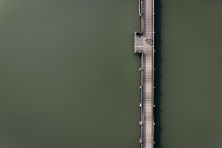 Drohnenaufnahme // AERIAL // top down view // Steg am Bucher Stausee