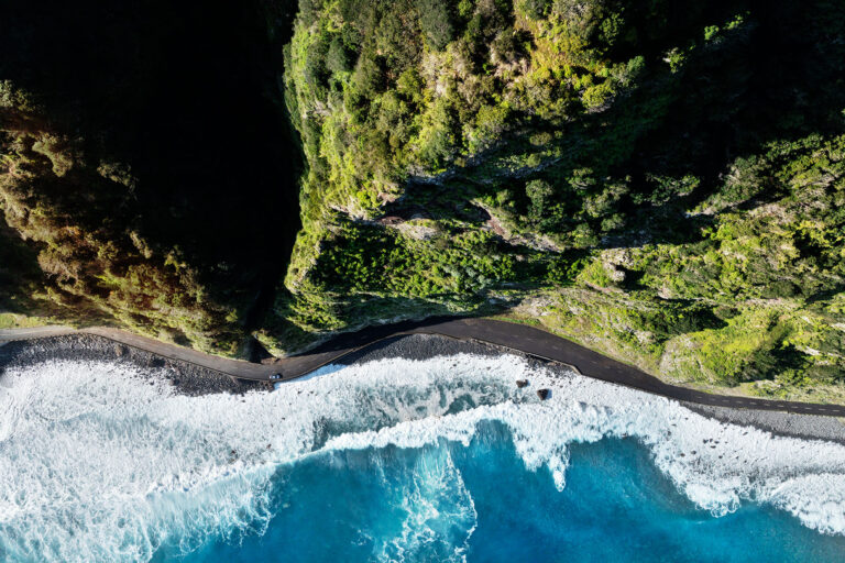 Drohnenaufnahme // AERIAL // top down view // Küstenstraße in Madeira, Portugal