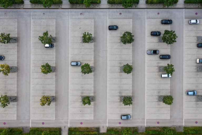 Drohnenaufnahme // AERIAL // top down view // Parkplatz Hochschule Neu-Ulm