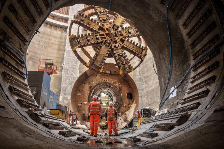 Corporate Fotografie | Reportage | Tunnelbau | Schneidrad wird in Startschacht heruntergelassen | London