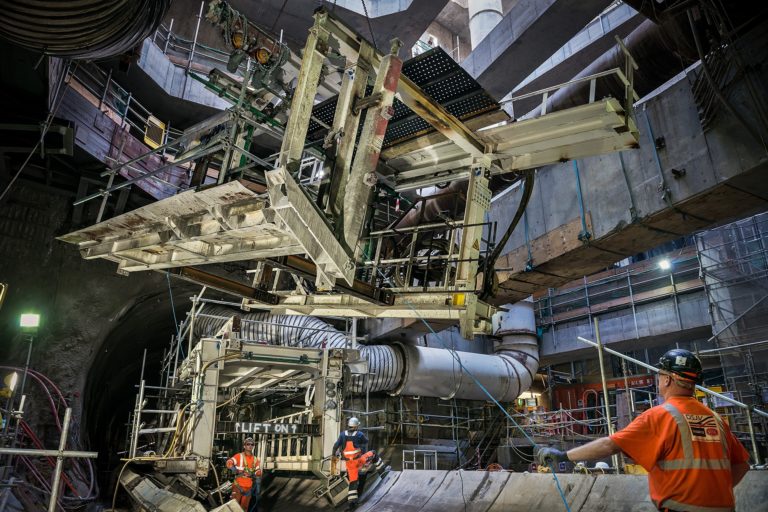 Corporate Fotografie | Reportage | Tunnelbau | Nachläufer wird in Startschacht heruntergelassen | London